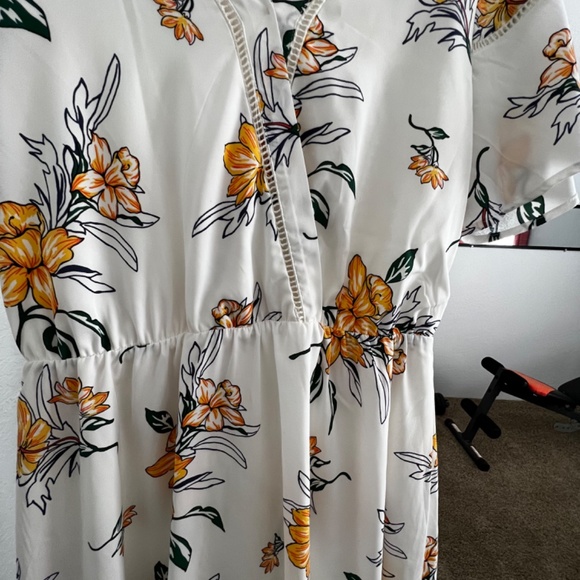 BRAND: Sienna Sky. Made in Vietnam, size Large. Casual - Picture 7 of 8